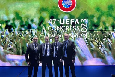 Szerbia küldöttsége Lisszabonban, balról a második Aleksander Čeferin, az UEFA elnöke, jobbról Zsemberi János