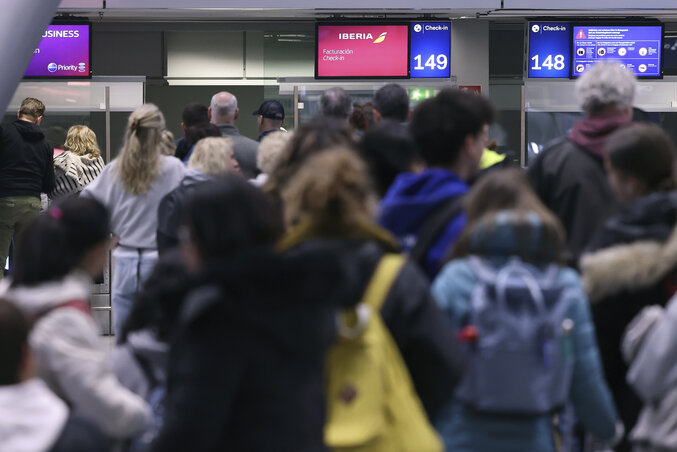 Veszteglő utasok Düsseldorfban (Fotó: Beta/AP) Veszteglő utasok Düsseldorfban (Fotó: Beta/AP)