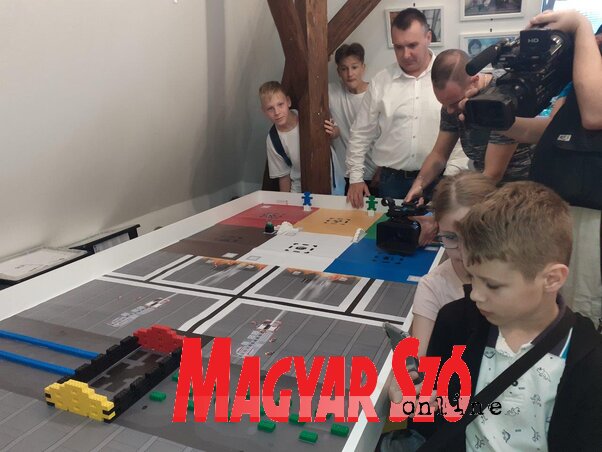 A coderos gyerekek egy tűzoltó légórobot programozásával jogot szereztek a programozók világbajnokságán való részvételre A coderos gyerekek egy tűzoltó légórobot programozásával jogot szereztek a programozók világbajnokságán való részvételre