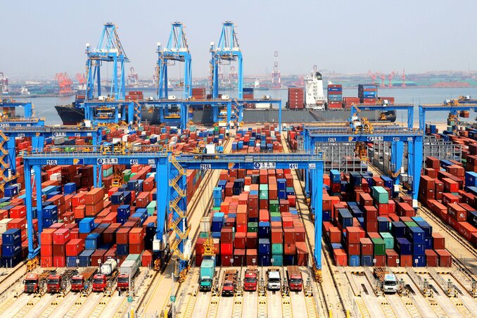 Peking, 10.12.2020. - Skoro niko tokom zestokog trgovinskog rata nije ocekivao da ce kineski izvoz oboriti rekord u 2020. godini, navodi se u clanku Vol strit dzurnala od 8. decembra. U clan Peking, 10.12.2020. - Skoro niko tokom zestokog trgovinskog rata nije ocekivao da ce kineski izvoz oboriti rekord u 2020. godini, navodi se u clanku Vol strit dzurnala od 8. decembra. U clan