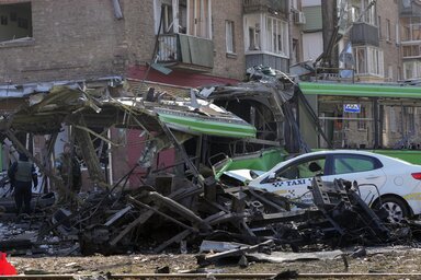 E kijevi épületnél tegnap becsapódott gránát két életet oltott ki, tízeket megsebesített (Fotó: AP via Beta)
