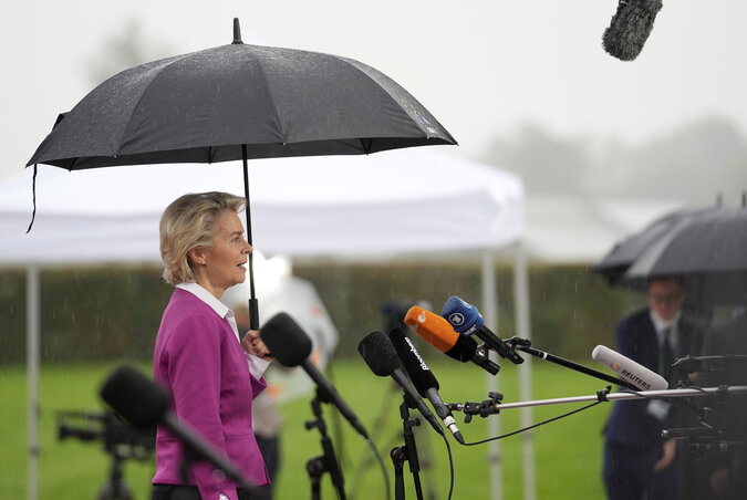 Von der Leyen a gazdasági támogatás fontosságát hangsúlyozta a sajtónak tartott tájékoztatóján (Fotó: AP via Beta) Von der Leyen a gazdasági támogatás fontosságát hangsúlyozta a sajtónak tartott tájékoztatóján (Fotó: AP via Beta)