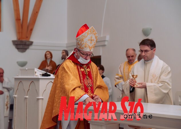 A templomot Slavko Večerin, a Szabadkai Egyházmegye püspöke szentelte fel (Fotó: Herédi Krisztián felvétele) A templomot Slavko Večerin, a Szabadkai Egyházmegye püspöke szentelte fel (Fotó: Herédi Krisztián felvétele)