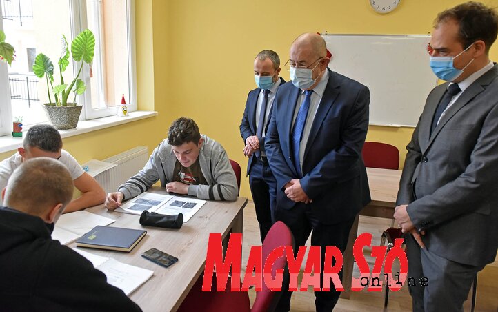 Pásztor István a diákotthon lakóival is elbeszélgetett Pásztor István a diákotthon lakóival is elbeszélgetett