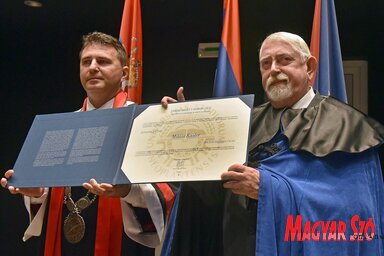 Kásler átveszi a díszdoktori címet prof. dr. Dejan Jakšićtól, az Újvidéki Egyetem rektorától (Ótos András felvétele)