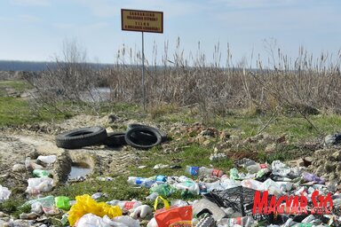 A szemétlerakást tiltó tábla elé kidobott hulladék (Gergely József felvétele)
