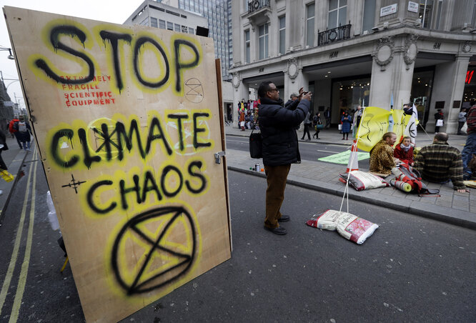 A Extinction Rebellion csoport aktivistái tegnap is letáboroztak az Oxford Circuson (fotó: AP/Beta) A Extinction Rebellion csoport aktivistái tegnap is letáboroztak az Oxford Circuson (fotó: AP/Beta)