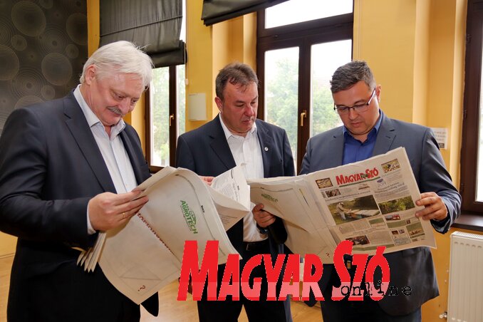 Magyar Szóval felvértezve: Gajdics Ottó (balról) és Szentesi Zöldi László (jobbról) magyarországi újságírók (Puskás Károly felvétele) Magyar Szóval felvértezve: Gajdics Ottó (balról) és Szentesi Zöldi László (jobbról) magyarországi újságírók (Puskás Károly felvétele)