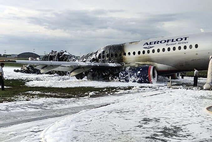 A Superjet néven ismert SSJ–100-as törzsének hátsó fele teljesen elégett (fotó: AP/Beta) A Superjet néven ismert SSJ–100-as törzsének hátsó fele teljesen elégett (fotó: AP/Beta)