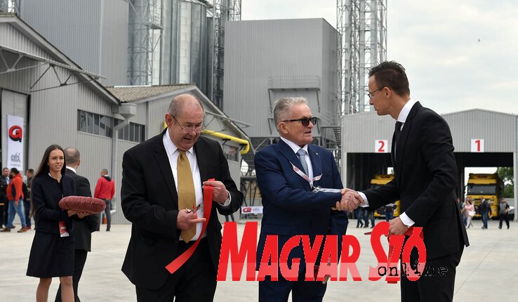 Szijjártó Péter, Pásztor István és Ozsvár Gellért, a Gebi Kft. alapítója (középen) társaságában avatták fel az új napraforgó-szárítókat és -tárolókat (Fotó: Ótos András) Szijjártó Péter, Pásztor István és Ozsvár Gellért, a Gebi Kft. alapítója (középen) társaságában avatták fel az új napraforgó-szárítókat és -tárolókat (Fotó: Ótos András)
