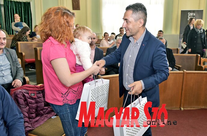 A szülők örömmel fogadták az ajándékcsomagot (Gergely Árpád felvétele) A szülők örömmel fogadták az ajándékcsomagot (Gergely Árpád felvétele)