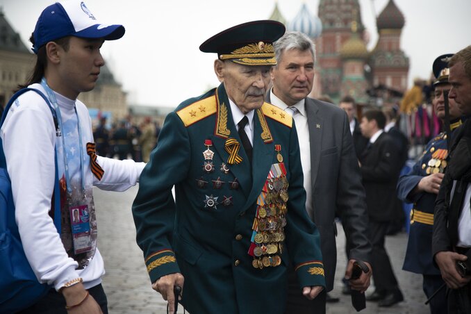 Egy orosz veterán a moszkvai szemlén (Fotó: AP/Beta) Egy orosz veterán a moszkvai szemlén (Fotó: AP/Beta)