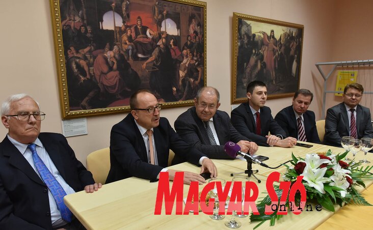 Ágoston András, Németh Zsolt, Pásztor István, Deli Andor, dr. Babity János és Molnár Viktor (Fotó: Ótos András) Ágoston András, Németh Zsolt, Pásztor István, Deli Andor, dr. Babity János és Molnár Viktor (Fotó: Ótos András)