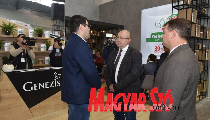 Beszélgetés a Genezis műtrágyagyártó cég képviselőjével (Fotó: Ótos András) Beszélgetés a Genezis műtrágyagyártó cég képviselőjével (Fotó: Ótos András)