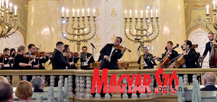 Mága Zoltán a Szabadkai Zsinagógában (Gergely Árpád felvétele) Mága Zoltán a Szabadkai Zsinagógában (Gergely Árpád felvétele)