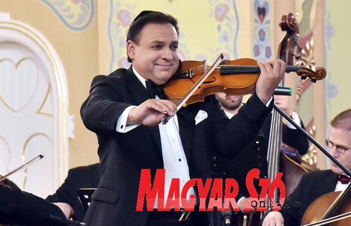 Nagy sikert aratott a hegedűművész Szabadkán (Gergely Árpád felvétele) Nagy sikert aratott a hegedűművész Szabadkán (Gergely Árpád felvétele)