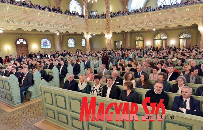 Megtelt a zsinagóga (Gergely Árpád felvétele) Megtelt a zsinagóga (Gergely Árpád felvétele)