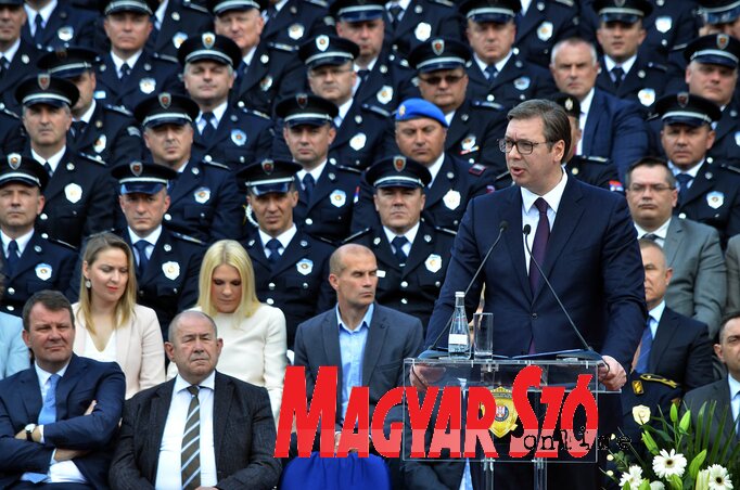 Októberben újabb hétszáz rendőr és tűzoltó áll munkába (Fotó: Ótos András) Októberben újabb hétszáz rendőr és tűzoltó áll munkába (Fotó: Ótos András)