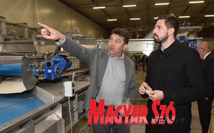 Molnár Tibor, a Császárkert Kft igazgatója Magyar Leventével az új hűtőházban (Fotó: Ótos András) Molnár Tibor, a Császárkert Kft igazgatója Magyar Leventével az új hűtőházban (Fotó: Ótos András)