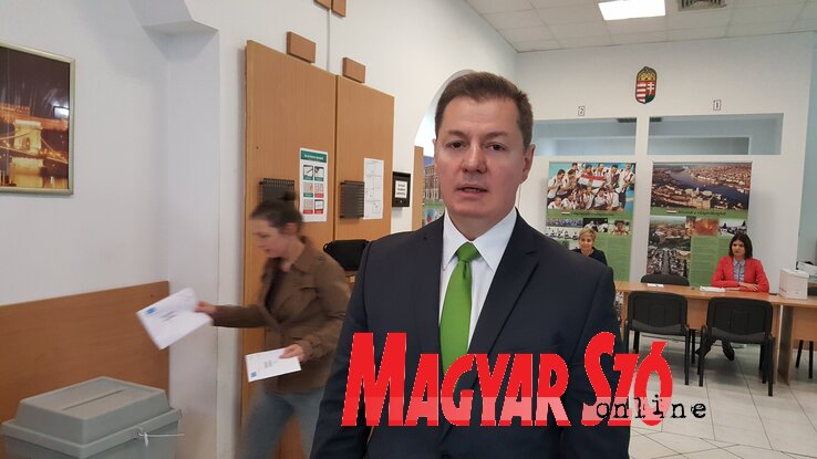 Babity János: Naponta visszük fel Budapestre az elkészült, vagyis összerakott, külön dobozokba csomagolt levélszavazatokat (Fotó: Pesevszki Evelyn) Babity János: Naponta visszük fel Budapestre az elkészült, vagyis összerakott, külön dobozokba csomagolt levélszavazatokat (Fotó: Pesevszki Evelyn)