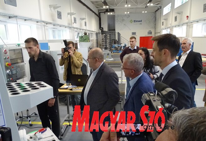 A vendégek megtekintik az üzemcsarnokot (Fotó: Góbor Béla) A vendégek megtekintik az üzemcsarnokot (Fotó: Góbor Béla)