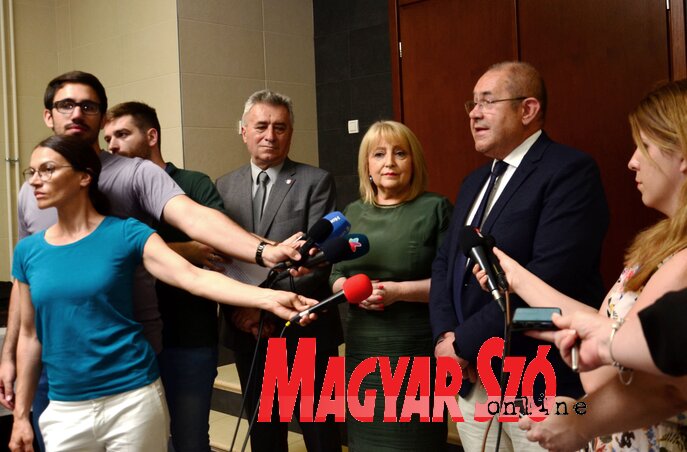 Slavica Đukić-Dejanović és Pásztor István az újságírók gyűrűjében (Fotó: Dávid Csilla) Slavica Đukić-Dejanović és Pásztor István az újságírók gyűrűjében (Fotó: Dávid Csilla)