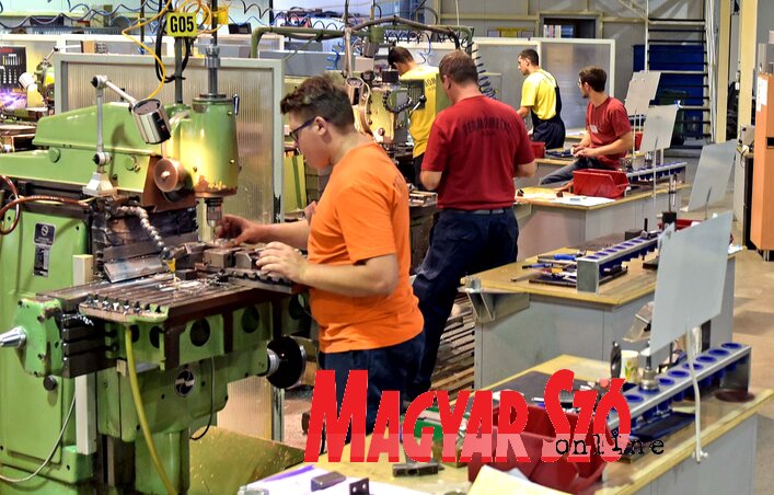 A Termometalban a támogatásnak köszönhetően csúcsminőségű fémmegmunkáló gépeket vásároltak, továbbá olyan szoftvert, ami elősegítette a technológiai előrelépésüket (Fotó: Gergely Árpád) A Termometalban a támogatásnak köszönhetően csúcsminőségű fémmegmunkáló gépeket vásároltak, továbbá olyan szoftvert, ami elősegítette a technológiai előrelépésüket (Fotó: Gergely Árpád)