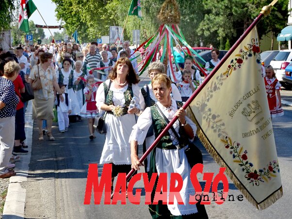 Saját zászlaik alatt vonultak a civil szervezetek (Fotó: Góbor Béla) Saját zászlaik alatt vonultak a civil szervezetek (Fotó: Góbor Béla)