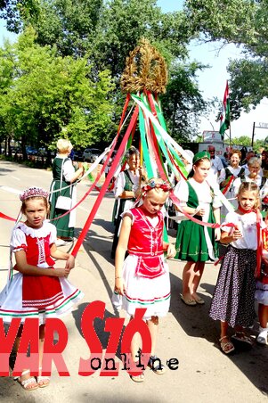 Búzakoszorú alatt a magyar ruhás kislányok (Fotó: Góbor Béla) Búzakoszorú alatt a magyar ruhás kislányok (Fotó: Góbor Béla)