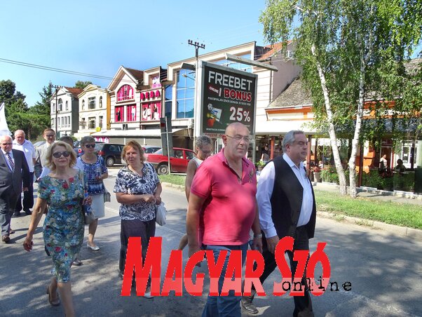 Pásztor István és Sziveri Béla, mögöttük Ökrész Rozália és Urbán Izabella (Fotó: Góbor Béla) Pásztor István és Sziveri Béla, mögöttük Ökrész Rozália és Urbán Izabella (Fotó: Góbor Béla)