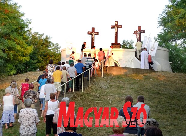 Keresztúti ájtatosság a kálvárián (Fotó: Góbor Béla) Keresztúti ájtatosság a kálvárián (Fotó: Góbor Béla)