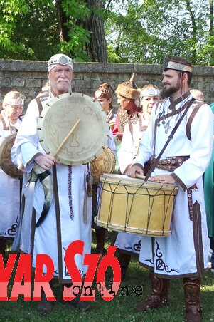 Regélő Fehér Táltos dobcsapat (Fotó: Góbor Béla) Regélő Fehér Táltos dobcsapat (Fotó: Góbor Béla)