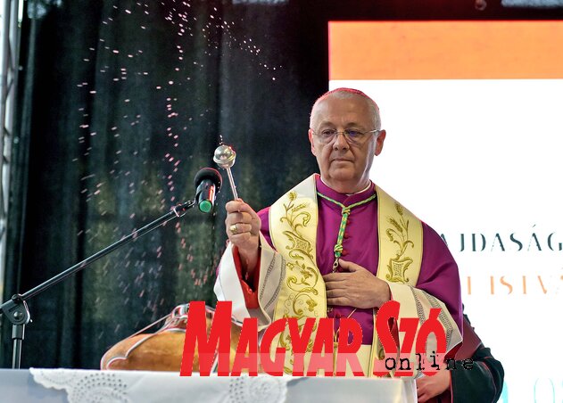Az új kenyeret dr. Csernyák Csaba egri érsek szentelte meg(Gergely Árpád felvétele) Az új kenyeret dr. Csernyák Csaba egri érsek szentelte meg(Gergely Árpád felvétele)