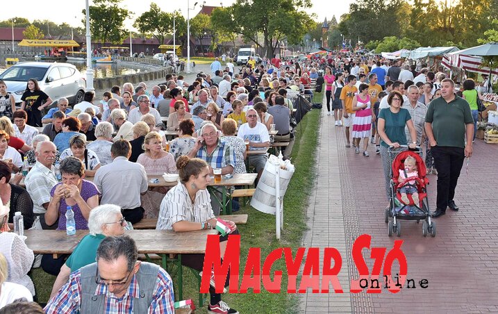 Ünneplők a palicsi tóparti sétányon(Gergely Árpád felvétele) Ünneplők a palicsi tóparti sétányon(Gergely Árpád felvétele)