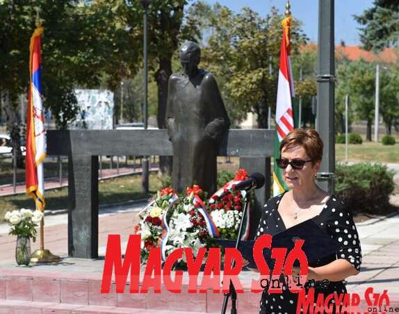 Pirityiné Szabó Judit, a miniszterelnökség kapcsolattartásért felelős főosztályvezetője a verszarándoklat fővédnöke, Potápi Árpád János nemzetpolitikáért felelős államtitkár üzenetét tolmácsolta (Ótos András felvétele) Pirityiné Szabó Judit, a miniszterelnökség kapcsolattartásért felelős főosztályvezetője a verszarándoklat fővédnöke, Potápi Árpád János nemzetpolitikáért felelős államtitkár üzenetét tolmácsolta (Ótos András felvétele)