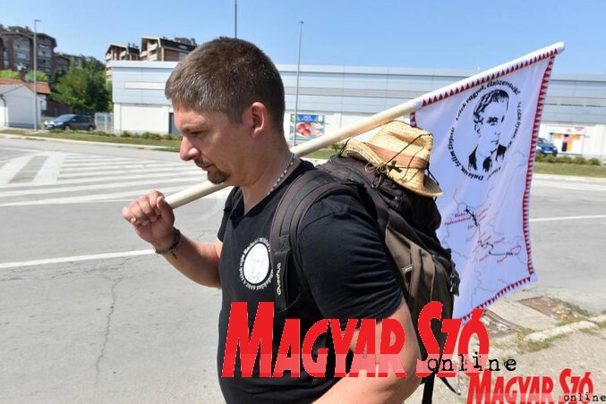 Naponta 25–30 kilométert gyalogol Tóth Péter Lóránt (Ótos András felvétele) Naponta 25–30 kilométert gyalogol Tóth Péter Lóránt (Ótos András felvétele)