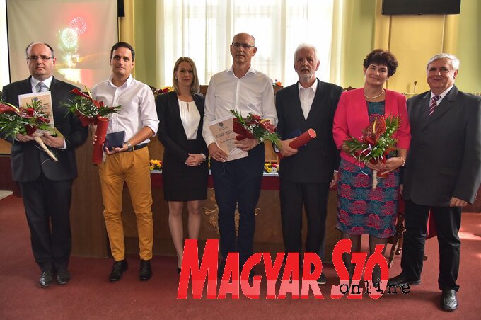 Az idei díjazottak Czegledi Rudolffal és Tatjana Balóval (Gergely József felvétele) Az idei díjazottak Czegledi Rudolffal és Tatjana Balóval (Gergely József felvétele)