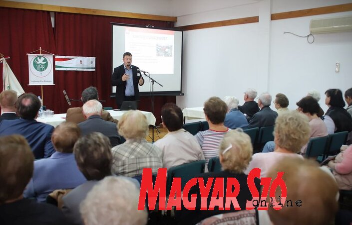 Zagyva Richárd az egyházi segítségnyújtás missziójáról beszél (Lakatos János felvétele) Zagyva Richárd az egyházi segítségnyújtás missziójáról beszél (Lakatos János felvétele)