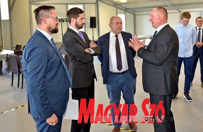 Az Odri el-Doors Kft. családi vállalkozás mostanra országos vállalkozássá nőtte ki magát – Juhász Bálint, Magyar Levente, Pásztor István és Odri Ottó (Fotó: Gergely Árpád) Az Odri el-Doors Kft. családi vállalkozás mostanra országos vállalkozássá nőtte ki magát – Juhász Bálint, Magyar Levente, Pásztor István és Odri Ottó (Fotó: Gergely Árpád)