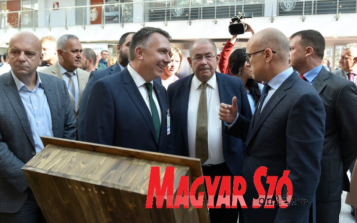 A hivatalos megnyitó után a politikusok körbejárták a standokat (Fotó: Ótos András) A hivatalos megnyitó után a politikusok körbejárták a standokat (Fotó: Ótos András)
