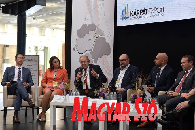 A kárpát-medencei gazdaságfejlesztési körkép felszólalójaként Pásztor István közölte, hogy az elmúlt években a beindított gazdaságfejlesztési program a hozzá fűzött reményeket is felülmúlta (Fotó: Ótos András) A kárpát-medencei gazdaságfejlesztési körkép felszólalójaként Pásztor István közölte, hogy az elmúlt években a beindított gazdaságfejlesztési program a hozzá fűzött reményeket is felülmúlta (Fotó: Ótos András)