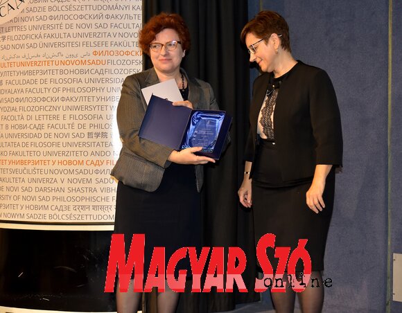 Pirityiné Szabó Judit emlékplakettet adott át a tanszék jubileumára (Gergely József felvétele) Pirityiné Szabó Judit emlékplakettet adott át a tanszék jubileumára (Gergely József felvétele)