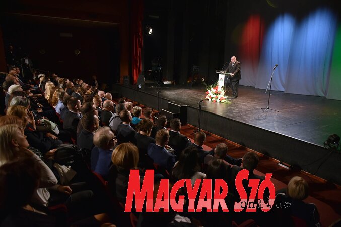 Németh Szilárd, Magyarország honvédelmi miniszterhelyettese Márai Sándort idézve kezdte alkalmi beszédét (Ótos András felvétele) Németh Szilárd, Magyarország honvédelmi miniszterhelyettese Márai Sándort idézve kezdte alkalmi beszédét (Ótos András felvétele)