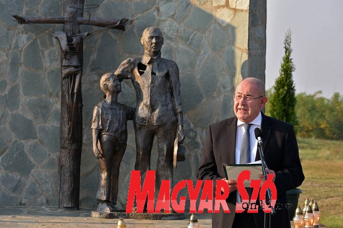 Pásztor István beszédet mond a Megtépázott Krisztus-szoborcsoport előtt (Ótos András felvétele) Pásztor István beszédet mond a Megtépázott Krisztus-szoborcsoport előtt (Ótos András felvétele)