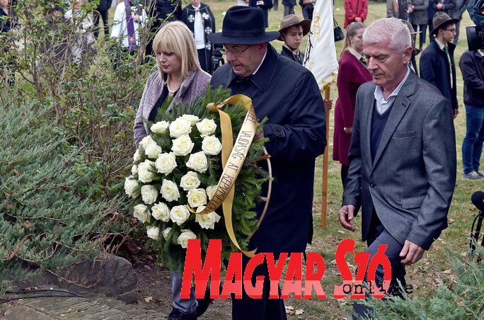 A tartományi képviselőház nevében Pásztor István, Smiljana Glamočanin Varga és Miroslav Vasin koszorúzott (Gergely Árpád felvétele) A tartományi képviselőház nevében Pásztor István, Smiljana Glamočanin Varga és Miroslav Vasin koszorúzott (Gergely Árpád felvétele)