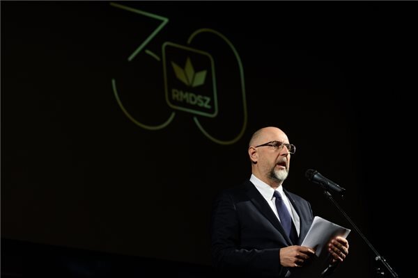 Kelemen Hunor, az RMDSZ elnöke az ünnepségen mondott beszéde közben (Fotó: MTI/Kiss Gábor) Kelemen Hunor, az RMDSZ elnöke az ünnepségen mondott beszéde közben (Fotó: MTI/Kiss Gábor)