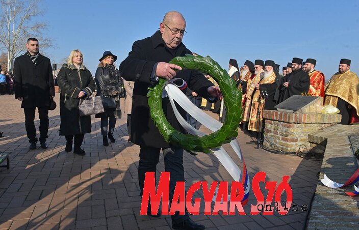 Pásztor István tartományi képviselőházi elnök is koszorúzott (Fotó: Ótos András) Pásztor István tartományi képviselőházi elnök is koszorúzott (Fotó: Ótos András)