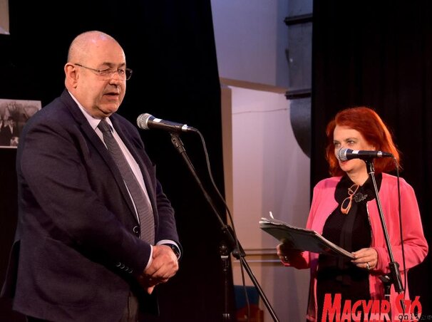 Pásztor István interjút ad Varjú Márta főszerkesztőnek (Fotó: Gergely József) Pásztor István interjút ad Varjú Márta főszerkesztőnek (Fotó: Gergely József)
