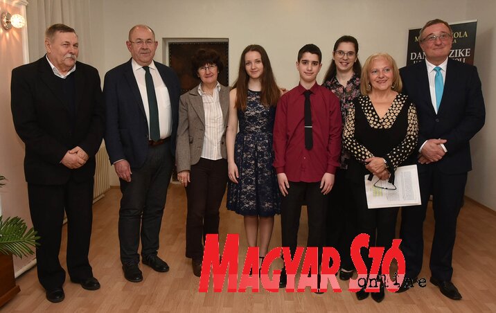 A Topolyai Alapfokú Zeneiskolában megtartott koncert fellépői, Csőke Noémi és Sergej Skeledžija felkészítő tanáraikkal, Diósi Rózsa igazgatónővel, és a díszvendégek, Kislinder Gábor, Pásztor István és Nyilas Mihály (Ótos András felvétele) A Topolyai Alapfokú Zeneiskolában megtartott koncert fellépői, Csőke Noémi és Sergej Skeledžija felkészítő tanáraikkal, Diósi Rózsa igazgatónővel, és a díszvendégek, Kislinder Gábor, Pásztor István és Nyilas Mihály (Ótos András felvétele)