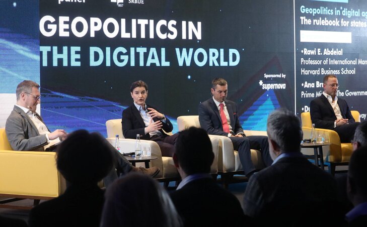 A digitális forradalom kihívásairól szóló beszélgetés részvevői (Fotó: Beta) A digitális forradalom kihívásairól szóló beszélgetés részvevői (Fotó: Beta)